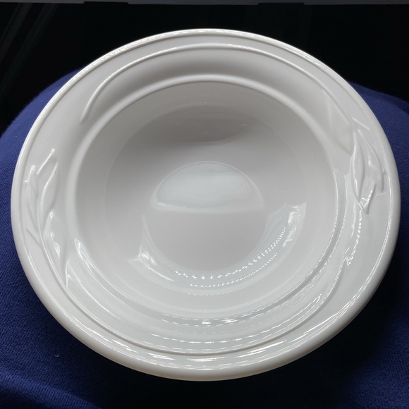 2 Corningware Casual Elegance White Flora Bowls With 2 Lids - Picture 3 of 7
